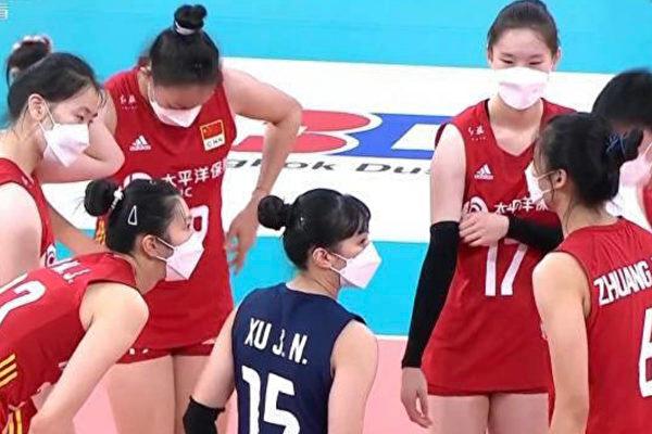 In the 2022 Women's Volleyball Asian Cup group match held in the Philippines, the Chinese women's volleyball team played against the Iranian team. In the first set, the Chinese players all wore masks to play as required by Chinese authorities. The team lost the first set on Aug. 25, 2022. (Screenshot of online video)