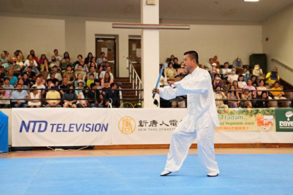 Wang Guolong demonstrates Praying Mantis Two-handed Sword during NTD Television’s 7th International Traditional Chinese Martial Arts Competition on Aug. 28, 2022. (Larry Dye/The Epoch Times)