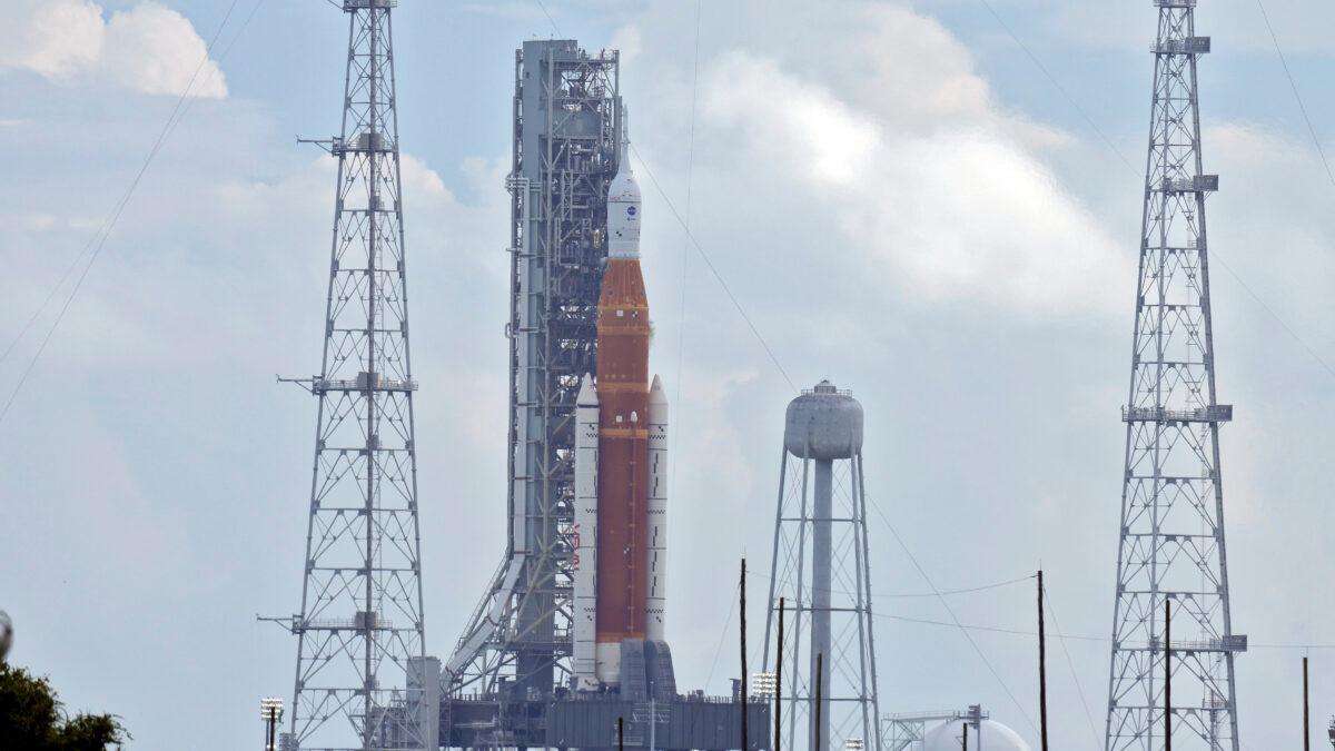 NASA's new moon rocket sits on Launch Pad 39-B minutes after the launch was scrubbed, in Cape Canaveral, Fla., on Aug. 29, 2022. (Chris O'Meara/AP Photo)