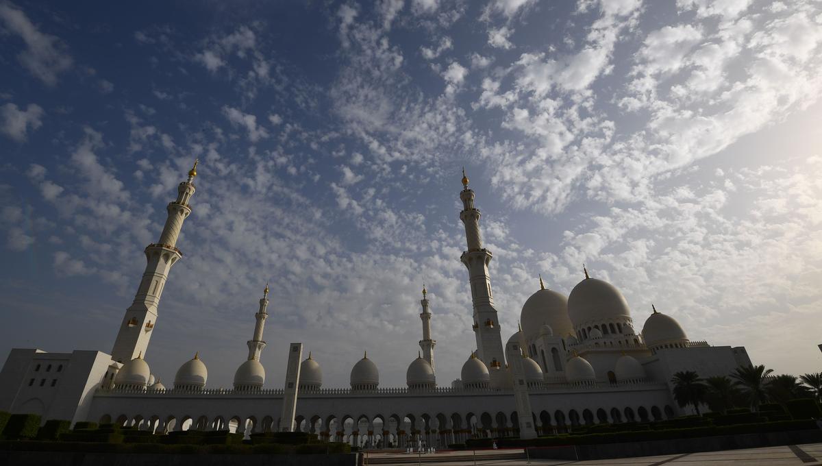 Small Plane Crashes in Abu Dhabi, Injuring Pilot