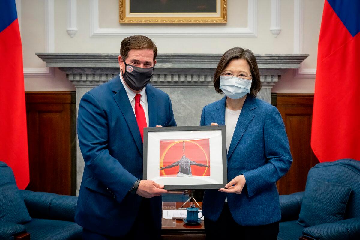 Arizona Gov. Doug Ducey (L) and Taiwan's President Tsai Ing-wen exchange gifts during a meeting in Taipei, Taiwan, on Sept. 1, 2022. (Taiwan Presidential Office via AP)