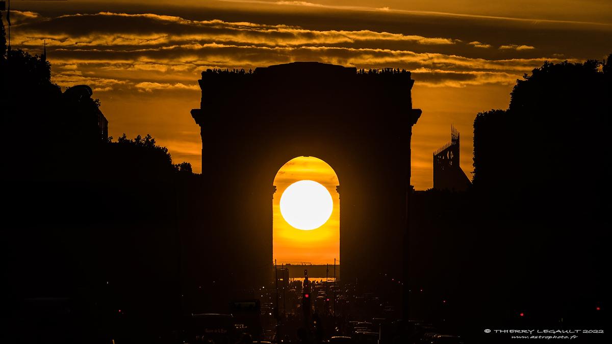 The sun shines through the Arc de Triomphe in Paris. (Courtesy of <a href="http://www.astrophoto.fr/">Thierry Legault</a>)