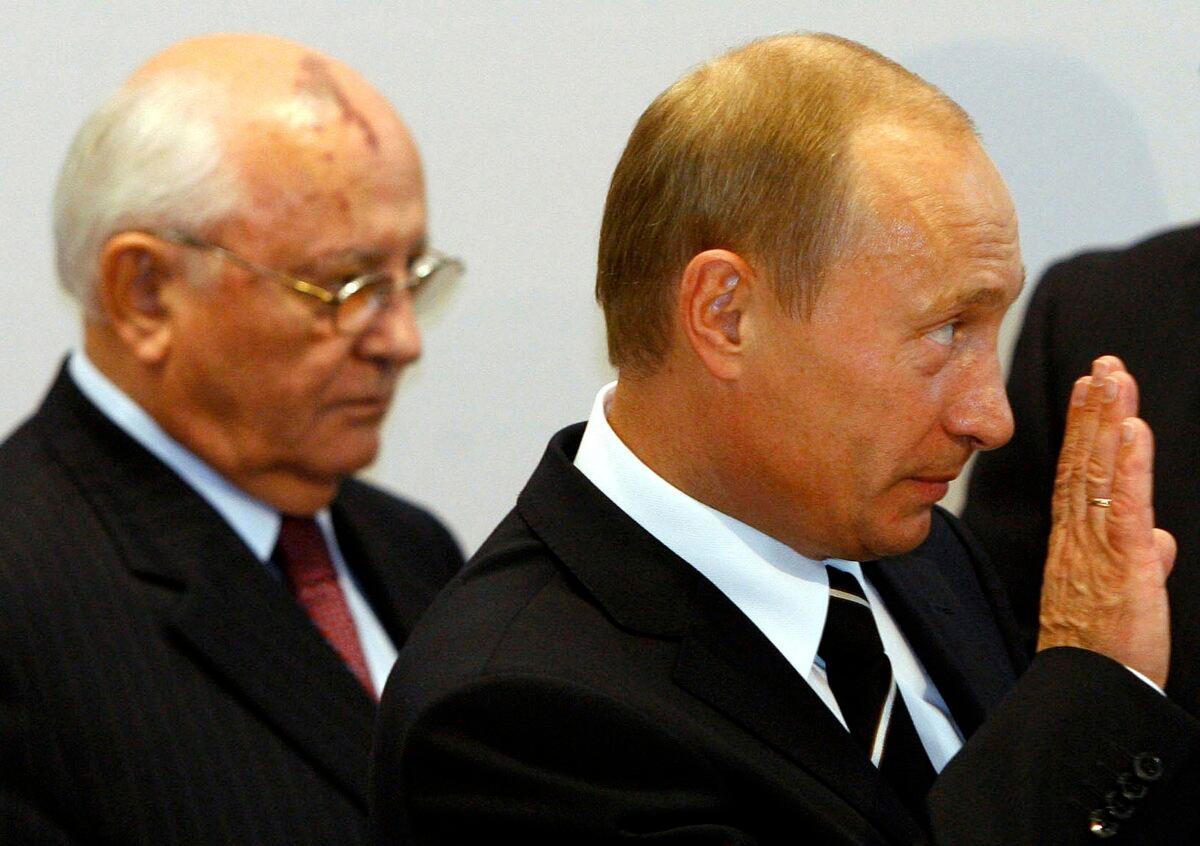 Russian President Vladimir Putin (R) and former Soviet leader Mikhail Gorbachev arrives at the German-Russian Petersburg Dialogue conference in Dresden, Germany, on Oct. 10, 2006. (Markus Schreiber/AP Photo)