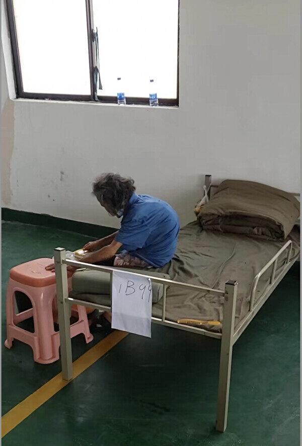 An elderly patient in a makeshift hospital in Guixi City, Jiangxi Province. (Courtesy of the  interviewee)