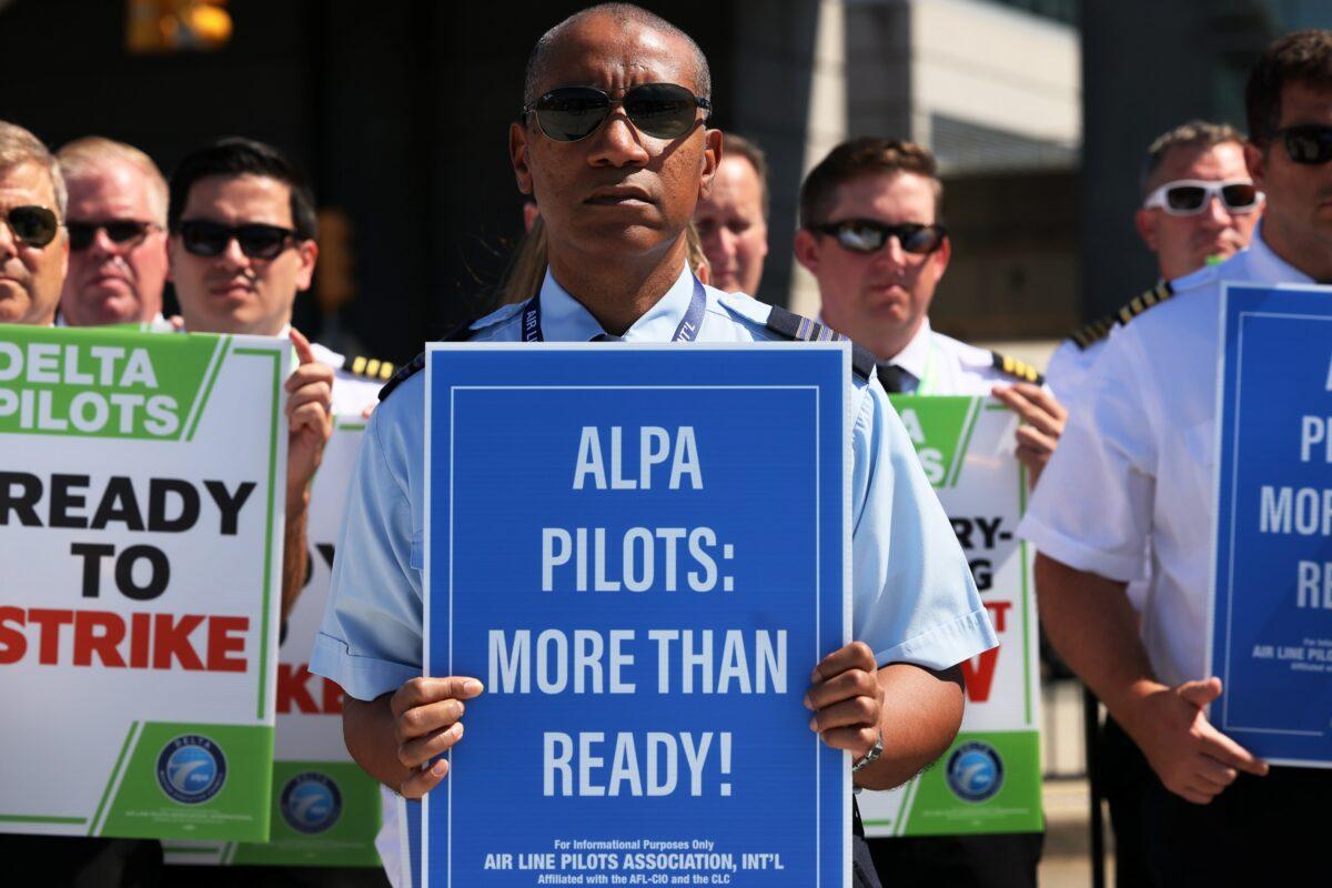 Delta Airlines pilots picket for a new contract at Terminal 4 in JFK International Airport in New York City on Sept. 1, 2022. (Michael M. Santiago/Getty Images)