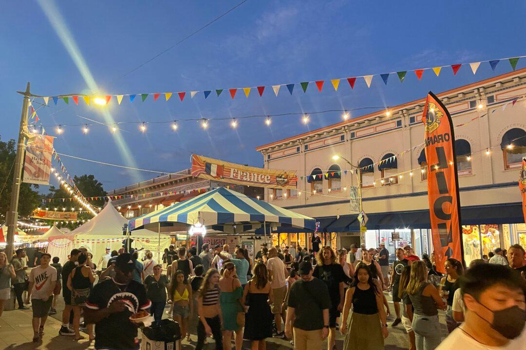 Orange International Street Fair Kicks Off With Large Crowds