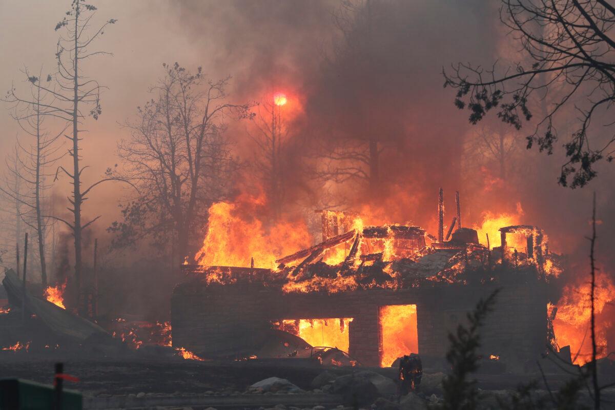 A residence goes up in flames as the Mill Fire causes damage in the Lake Shastina subdivision northwest of Weed, Calif., on Sept. 2, 2022. (Hung T. Vu/The Record Searchlight via AP)