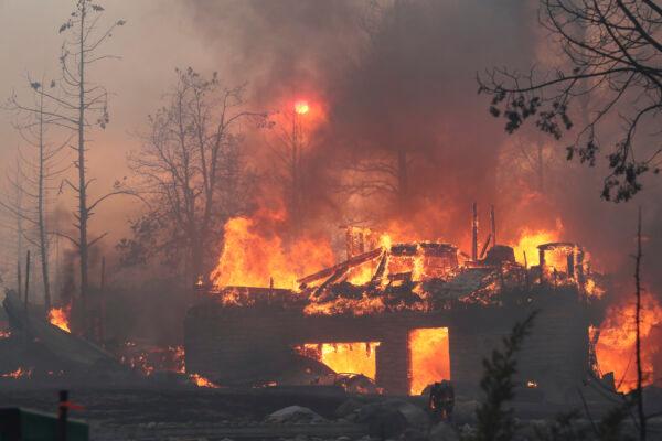 A residence goes up in flames from the Mill Fire in the Lake Shastina subdivision northwest of Weed, Calif., on Sept. 2, 2022. (Hung T. Vu/The Record Searchlight via AP)