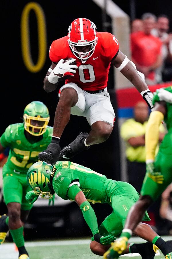 Georgia tight end Darnell Washington (0) hurdles Oregon defensive back Bryan Addison (13) after a catch in the first half of an NCAA college football game game in Atlanta, on Sept. 3, 2022. (John Bazemore/AP Photo)
