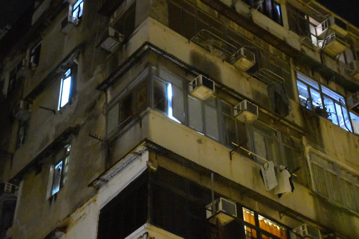 The police classified the case as a "murder," in a sub-divided flat on the fourth floor of 2M Shek Kip Mei Street near Tai Nan Street, Sham Shui Po, and Sham Shui Po Division Crime Unit Team No. 3 takes over the investigation. Sep 3, 2022. (Big Mack/The Epoch Times)