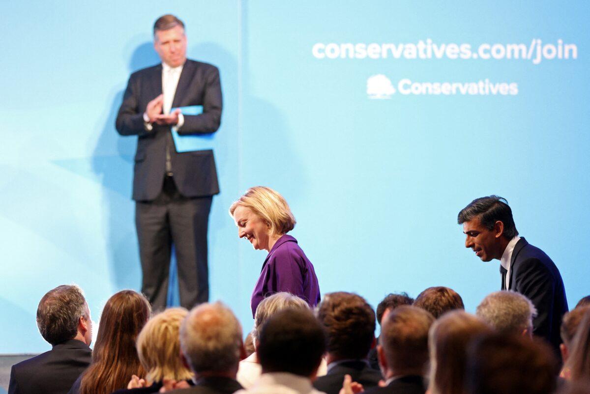 Liz Truss, Britain's foreign secretary (L) and Rishi Sunak, Britain's former chancellor of the Exchequer and both contenders to become the country's next prime minister and leader of the Conservative Party, arrive ahead of an event to announce the winner of the Conservative Party leadership contest, and Britain's next prime minister, in central London on Sept. 5, 2022. (Adrian Dennis/AFP via Getty Images)