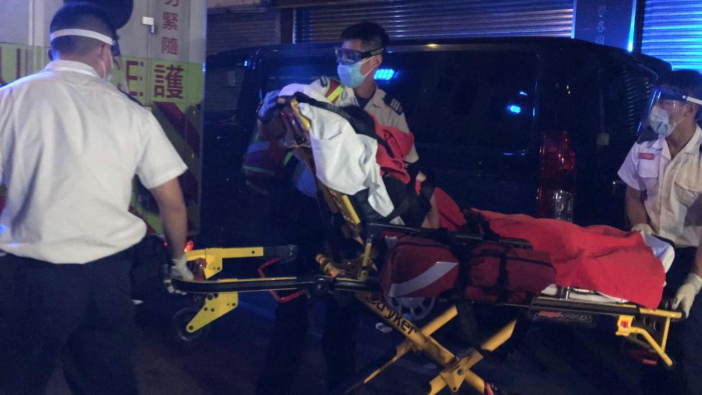 A 33-year-old mother, in an ambulance, was sent to the hospital for treatment and was arrested on suspicion of murder.  Sep 3. 2022. (Lau Kong Yip/The Epoch Times)