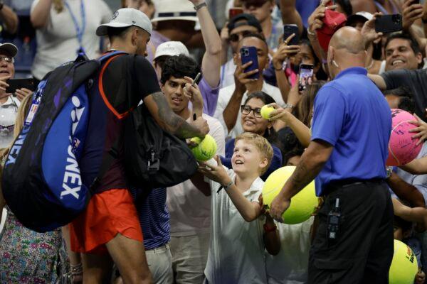  Nick Kyrgios of Australia signs autographs after winning his match against Daniil Medvedev of Russia, during the fourth round of the U.S. Open tennis championships in New York on Sept. 4, 2022. (Adam Hunger/AP Photo)