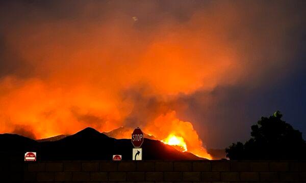 The fast-moving Fairview fire burns 2,000 acres and kills two people in Hemet, Calif., on Sept. 5, 2022. (Jamie Joseph/The Epoch Times)