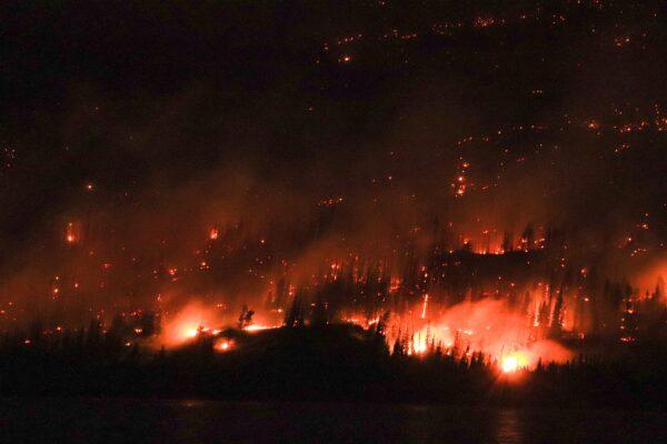  The Chetamon Mountain wildfire near Jasper, Alberta, on Sept. 4, 2022. (Parks Canada)
