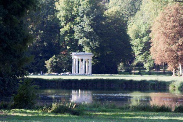 The English garden, designed by Victor Dubois in 1817, is located between the stables and the château and is enhanced with romantic structures such as the temple of Venus, built in a classical style. Swans and waterfowl inhabit it, emphasizing Chantilly’s peaceful and idyllic charm. (<a href="https://commons.wikimedia.org/wiki/File:Ch%C3%A2teau_de_Chantilly-Jardin_Anglais-Temple_de_V%C3%A9nus-20120917.jpg">Daniel Villafruela/CC BY 3.0</a>)