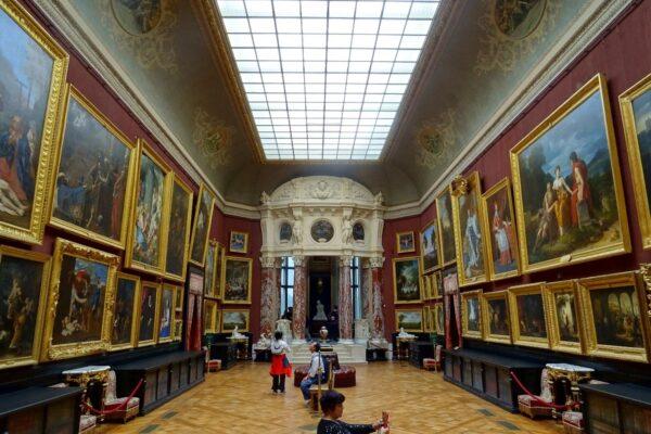 One of the art galleries designed by the Duke of Aumale displays his extensive art collection, in what he called the Condé Museum, to honor his predecessors. The Duke was one of the greatest art collectors of his time. This specific gallery, at the heart of the museum, provides a great example of 19th-century museography. The 85 exhibited paintings are laid out at several heights, frame by frame, with no chronological order. The rotunda at the head of the room follows the classical style, which was much loved by French Renaissance architects for its marble columns, white façade, and elegant statues. (<a href="https://commons.wikimedia.org/wiki/File:Chantilly_(60),_mus%C3%A9e_Cond%C3%A9,_grande_galerie_de_peinture,_vue_g%C3%A9n%C3%A9rale_1.jpg">Pierre Poschadel/CC BY-SA 4.0</a>)