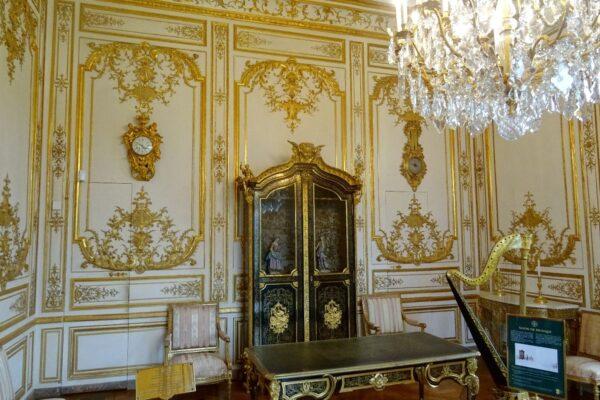 The music room, which houses the 19th-century English harp belonging to the wife of the Duke of Aumale, also follows the Rococo style with detailed white and gold paneling. The gilded wood furniture by Georges Jacob was commissioned by King Louis XVI for the Château de Saint-Cloud, and the Duke of Aumale purchased it for Chantilly. (<a href="https://commons.wikimedia.org/wiki/File:Chantilly_(60),_ch%C3%A2teau_de_Chantilly,_grands_appartements,_cabinet_de_musique_2.jpg">Pierre Poschadel/CC BY-SA 4.0</a>)