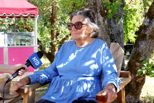 Josephine Gowan talks about her apple-picking days at Gowan’s Heirloom Cider in Philo, Calif., on Sept. 3, 2022. (Cynthia Cai/The Epoch Times)