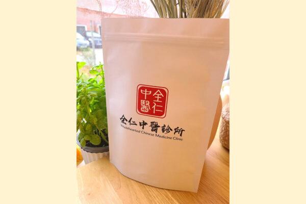  A bag of herbs that was sent to a patient from the Wholehearted Chinese Medicine Clinic. (Courtesy of Dr. Fan Chung-yin )