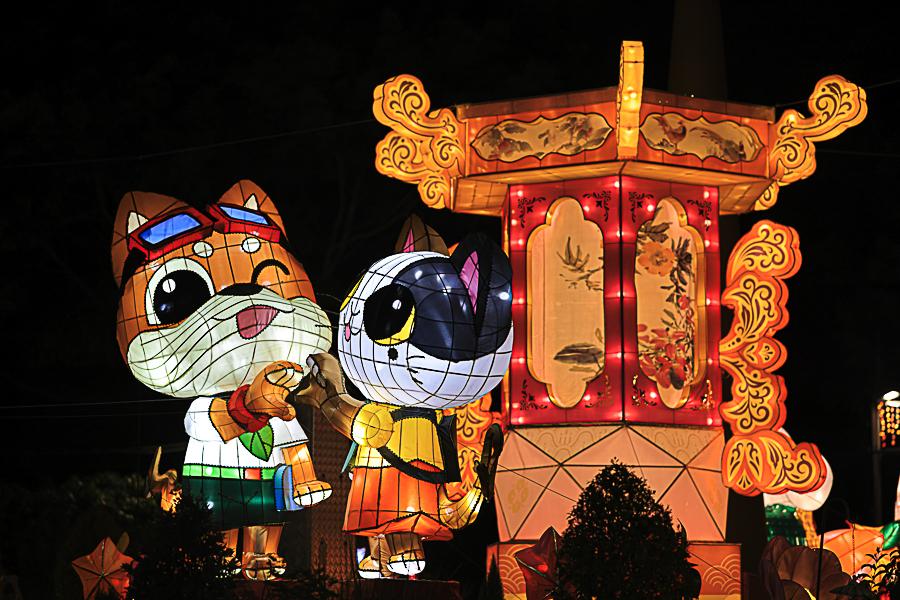 The LCSD mascots "Enggie Pup" and “Artti Kitty" lanterns in Tai Po Waterfront Park on Sep 7, 2022. (TM Chan /The Epoch Times)
