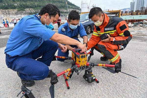 Firefighters used drones to inspect the scene. (Sung Pi-lung /The Epoch Times)