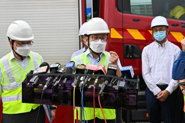 Secretary for Labour and Welfare, Chris Sun (C), inspected the accident site that afternoon. (Sung Pi-Lung/The Epoch Times)