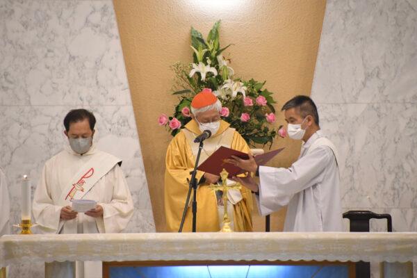 Cardinal Joseph Zen, Bishop Emeritus of the Catholic Diocese of Hong Kong, conducts a church service in Hong Kong. (Big Mack/The Epoch Times)