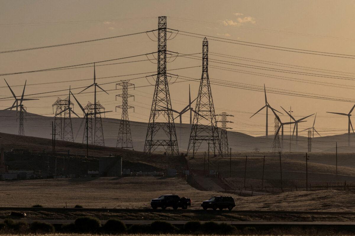 Windmills and power lines near Tracy, Calif., on Aug. 17, 2022. (Carlos Barria/Reuters)