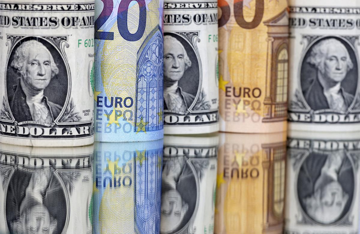 Euro Slips as ECB Policymaker Takes Cautious Tone