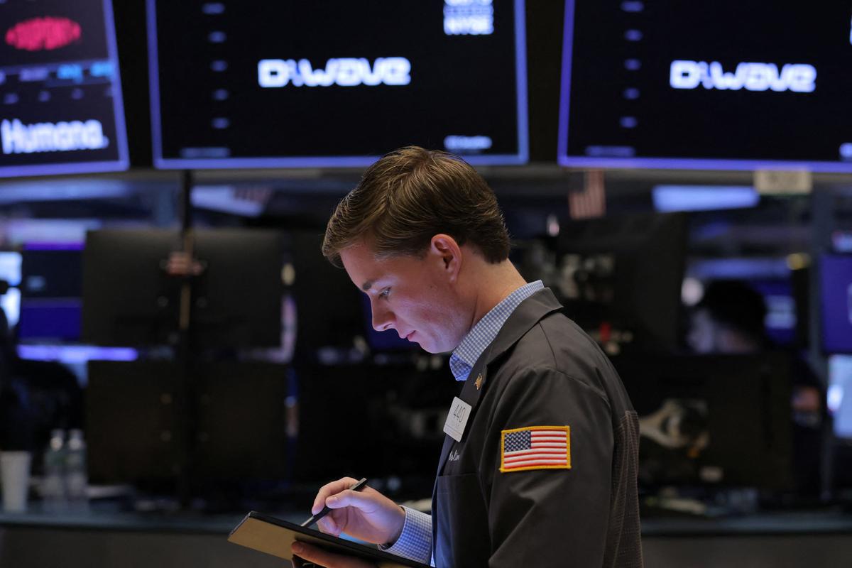 Wall Street Opens Higher After Selloff