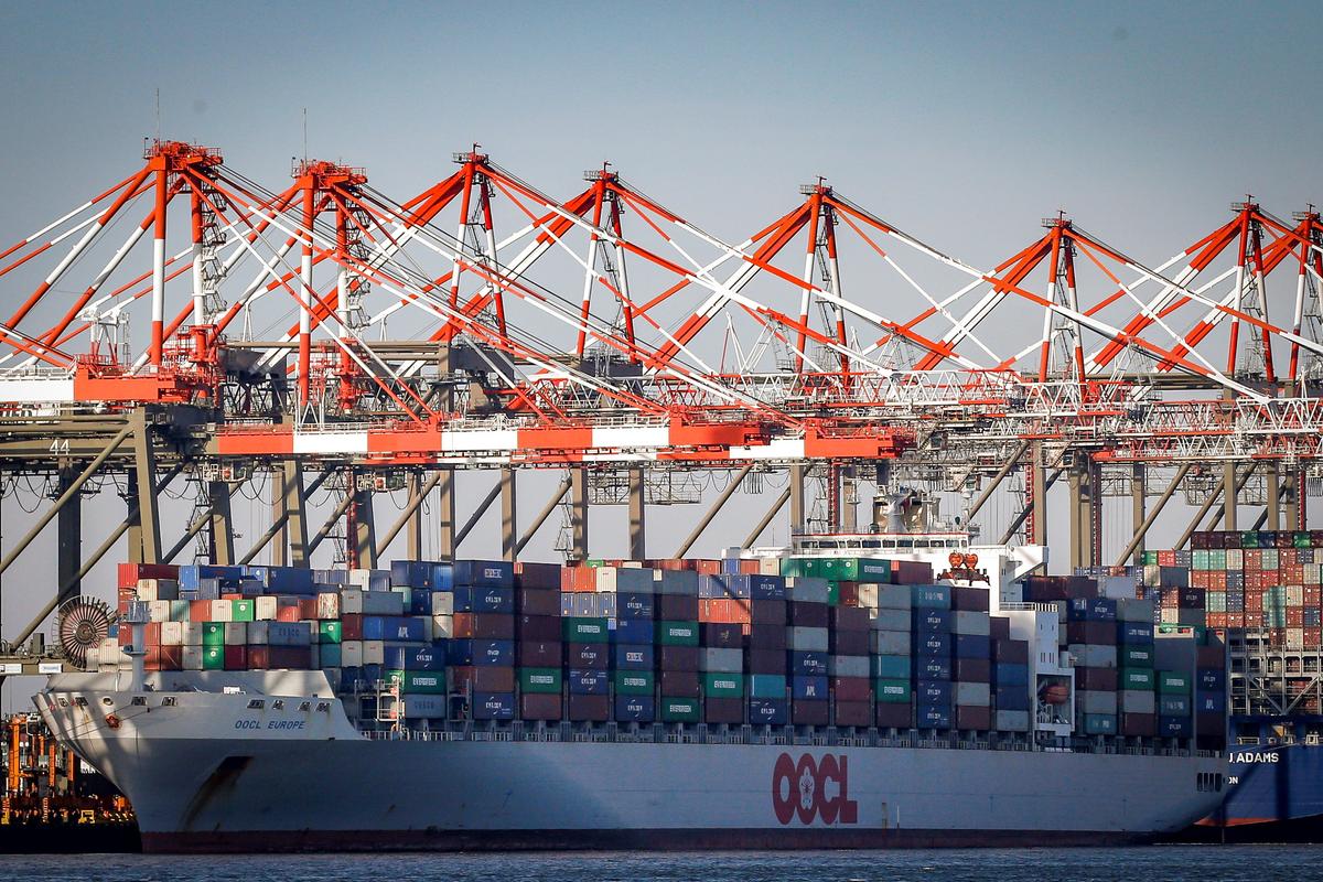 US Trade Deficit Narrows in July; Exports at Record High