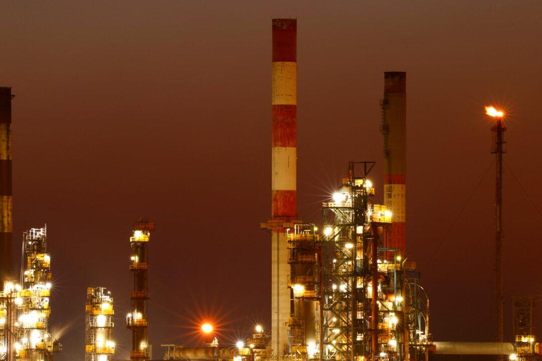 Oil Supported by Supply Threats yet Still Set for Weekly Drop on Demand Fears