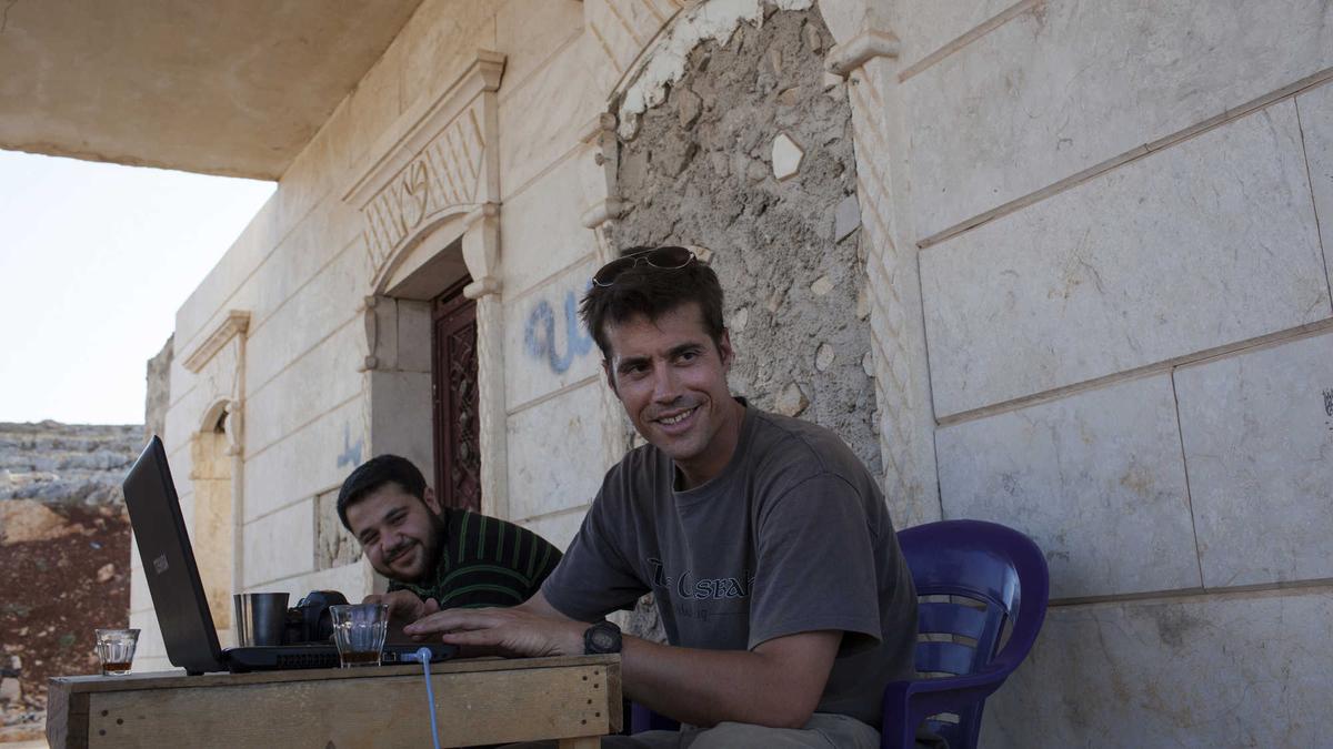 James Foley (R) in “Jim: The James Foley Story” (HBO Documentary Films)