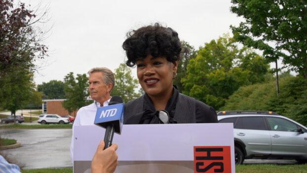 Retired Policewoman Alfe Goodwin came to Great Valley School District to protest, on Sept. 7, 2022. (Jennifer Yang/The Epoch Times)