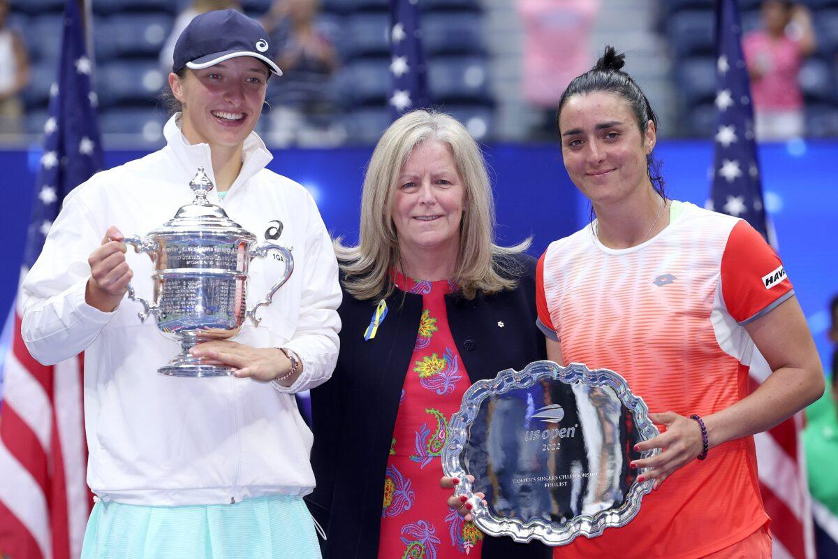 Iga Swiatek (L) of Poland and Ons Jabeur of Tunisia (R) pose for a picture with USTA Chief Executive Stacey Allaster (C) and their trophies after their women’s singles final match U.S. Open tennis championships in New York on Sept. 10, 2022. (Matthew Stockman/Getty Images)