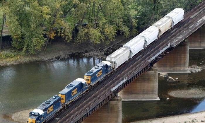 US Railroad Unions Warn of Cargo Delays as Contract Deadline Looms