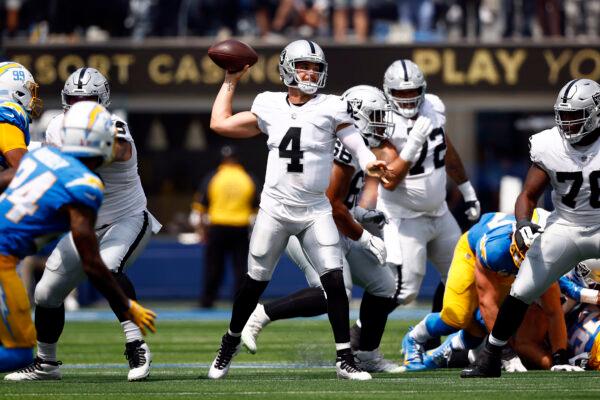 Quarterback Derek Carr (4) of the Las Vegas Raiders attempts a pass against the Los Angeles Chargers at SoFi Stadium in Inglewood, Calif., on Sept. 11, 2022. (Ronald Martinez/Getty Images)