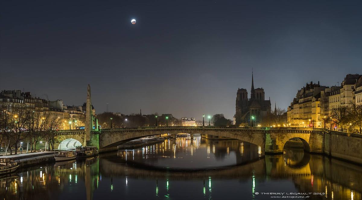 A lunar eclipse seen from the Sully bridge near Notre-Dame de Paris. (Courtesy of <a href="http://www.astrophoto.fr/">Thierry Legault</a>)