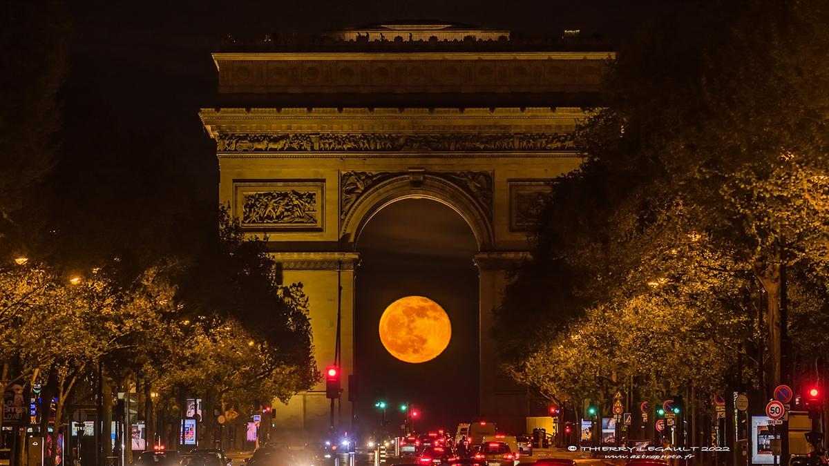 The full moon aligns with the Arc de Triomphe, glowing with its arch, in the heart of Paris. (Courtesy of <a href="http://www.astrophoto.fr/">Thierry Legault</a>)