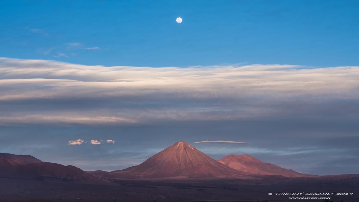 Moonrise over Licancabur, between Bolivia and Chile, at sunset. (Courtesy of <a href="http://www.astrophoto.fr/">Thierry Legault</a>)