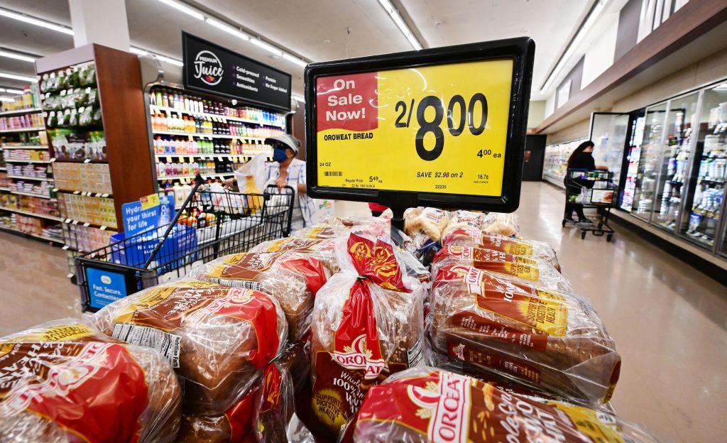People shop at a supermarket in Montebello, Calif., on Aug. 23, 2022. U.S. shoppers are facing increasingly high prices on everyday goods and services as inflation continues to surge with high prices for groceries, gasoline, and housing. (Frederic J. Brown/AFP/Getty Images)