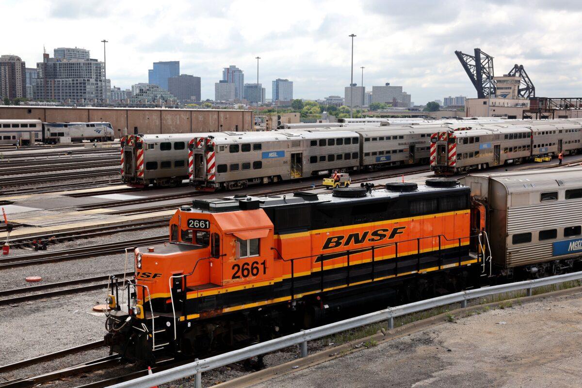 A BNSF engine pull Metra commuter train cars at the Metra/BNSF railroad yard outside of downtown in Chicago on Sept. 13, 2022. (Scott Olson/Getty Images)