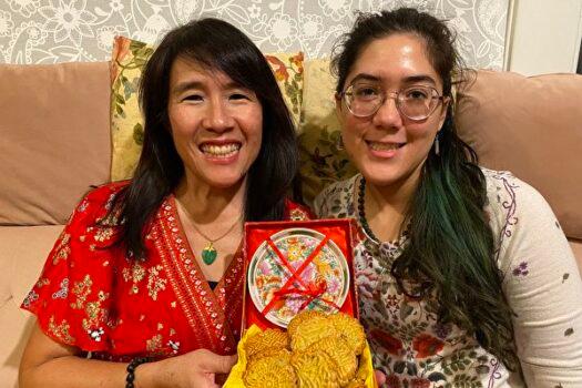 Councilmember of the town of Crescenta Valley, Elizabeth Ahlers (L) and daughter holding homemade mooncakes and sending Mid-Autumn Festival greetings to the founder of Falun Gong. (Courtesy of Elizabeth Ahlers)