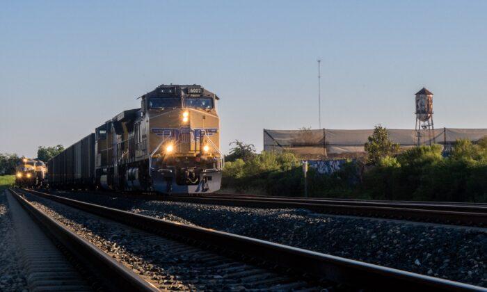 Major US Railroads and Unions Reach ‘Tentative’ Deal Averting Strike; IL Governor Claims Emergency | NTD Good Morning
