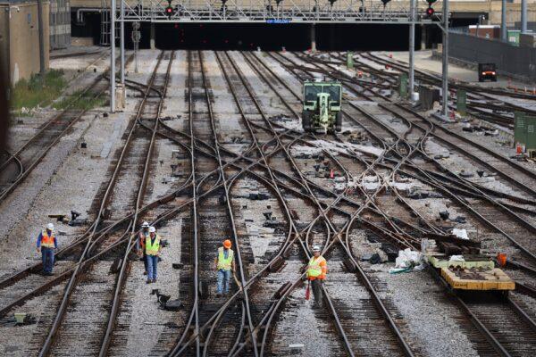 Workers service the tracks at the Metra/BNSF railroad yard outside of downtown Chicago, Ill., on Sept. 13, 2022. (Scott Olson/Getty Images)