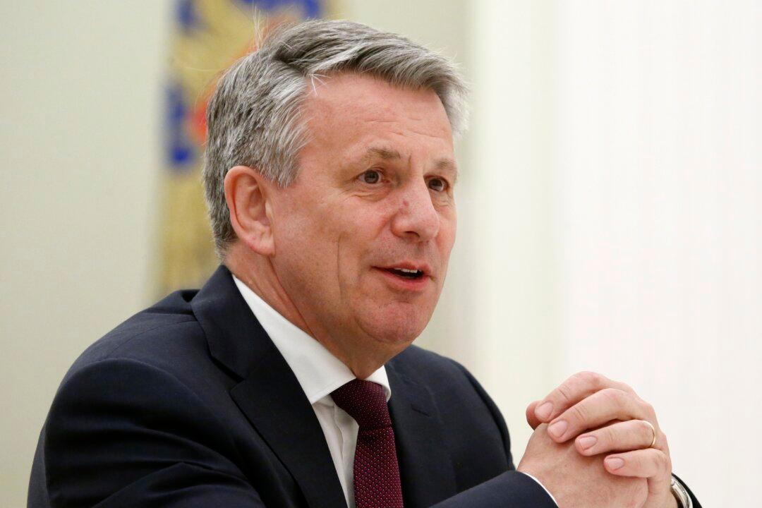 Shell CEO to Step Down as Oil Giant Shifts Energy Focus