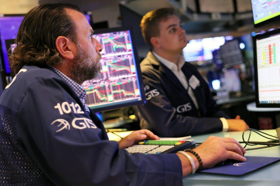 Stocks Fall, Indexes Slip Deeper Into the Red for the Week