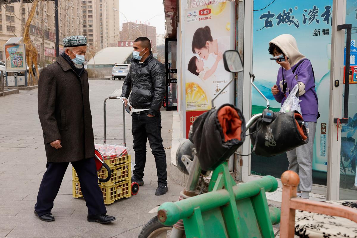 Under COVID-19 Lockdown, Xinjiang Residents Complain of Hunger