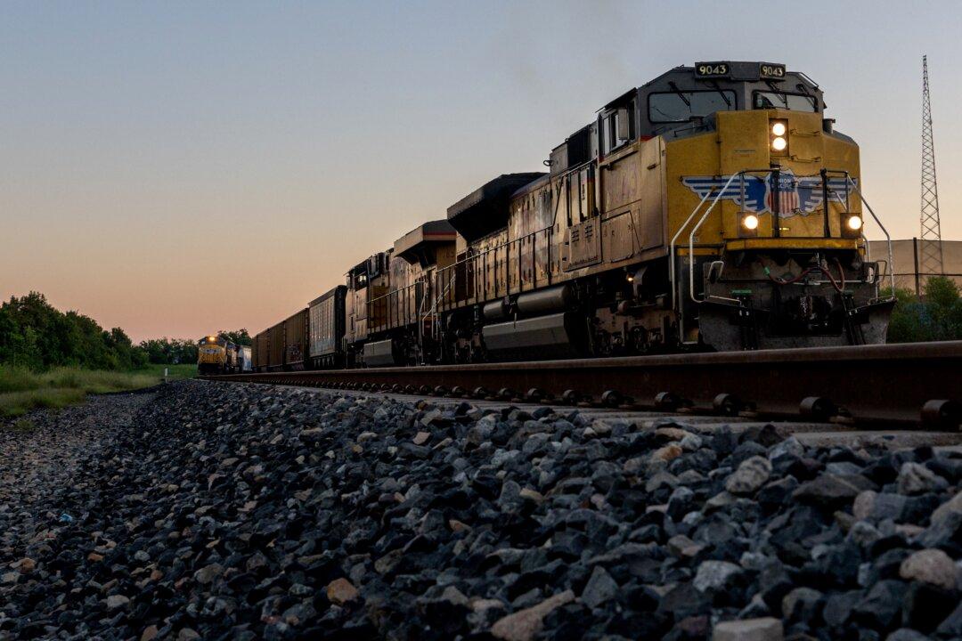 Rail Strike Threat Rebounds as Some Unions Reject Deal in Ratification Talks